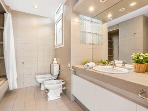 Sèche-cheveux, serviettes fournies