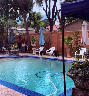 สระว่ายน้ำกลางแจ้ง, ร่มริมสระว่ายน้ำ, เก้าอี้อาบแดดริมสระ