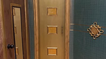 Shower, rainfall showerhead, free toiletries, hair dryer