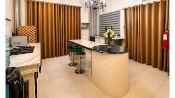 Căn hộ Executive | Bếp riêng | Tủ lạnh, lò vi sóng, bếp nấu, máy rửa bát