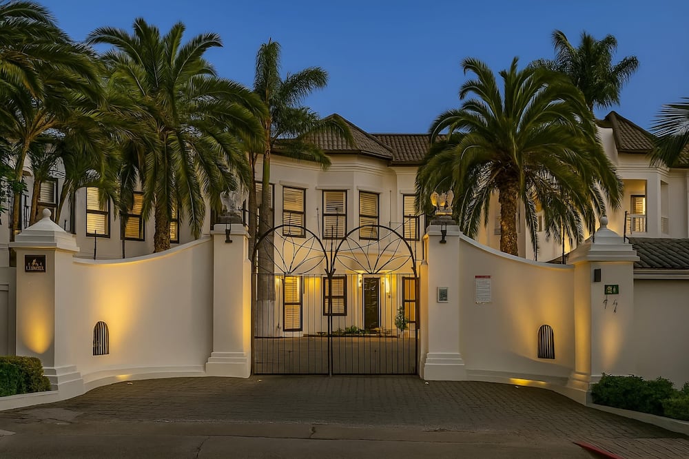 La Belva Court