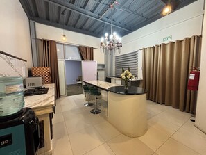 Buzdolabı, set üstü ocak, bulaşık makinesi, elektrikli su ısıtıcısı 