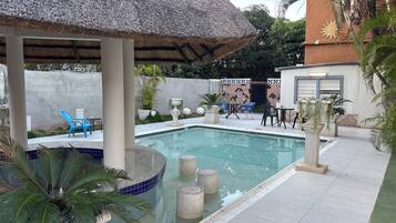 Utendørsbasseng, bassengparasoller og solsenger