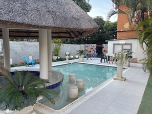 Piscine extérieure, parasols, chaises longues