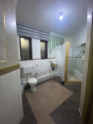Shower, rainfall showerhead, free toiletries, bidet