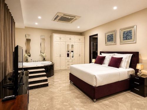 La Belva Court