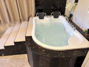 Executive Apartment | Jetted bathtub