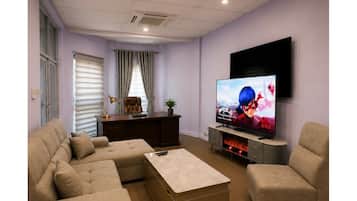 Apartemen Eksekutif | Area keluarga | Smart TV 55-inci dengan saluran TV satelit dan Netflix