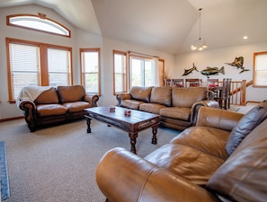 Smart TV, foosball - Pet Friendly, fenced in Yard and Huge Pool! Sound Views, 2 min walk to Ocean (Waves)