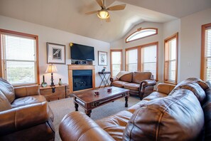 Smart TV, table football - Pet Friendly, fenced in Yard and Huge Pool! Sound Views, 2 min walk to Ocean (Waves)