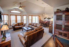 Smart TV, table football - Pet Friendly, fenced in Yard and Huge Pool! Sound Views, 2 min walk to Ocean (Waves)