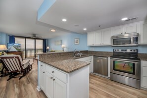 冷蔵庫、電子レンジ、オーブン、コンロ