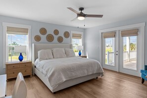 4 bedrooms, free WiFi, bed sheets - 4BR Luxury Home - Close to Beach Access & Dog Friendly! (Oak Island)