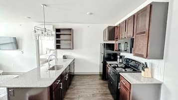 Jääkaappi, mikroaaltouuni, uuni, liesi