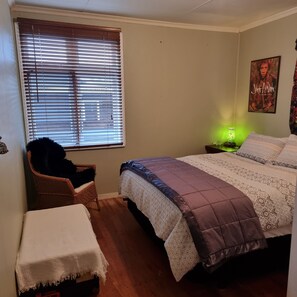 3 bedrooms, iron/ironing board, free WiFi, bed sheets - Cosy Bach, minutes to Neil's Beach, Jacksons Bay, with lots of adventures. (Jackson Bay)