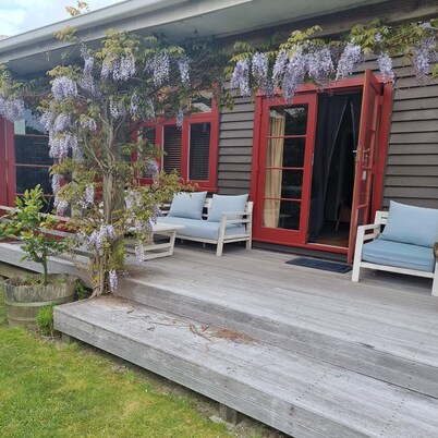 Cosy Bach, minutes to Neil's Beach, Jacksons Bay, with lots of adventures. 