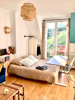 1 bedroom, desk, free WiFi, bed sheets - Outstanding views in Montmartre (Paris)