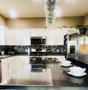 冷蔵庫、電子レンジ、オーブン、コンロ