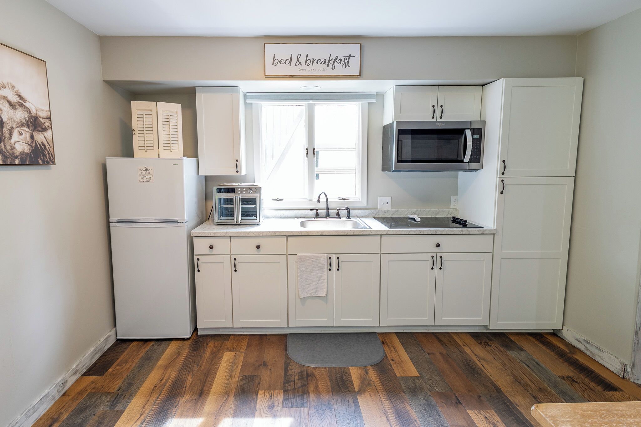 Kylskåp, mikrovågsugn, ugn och spishäll