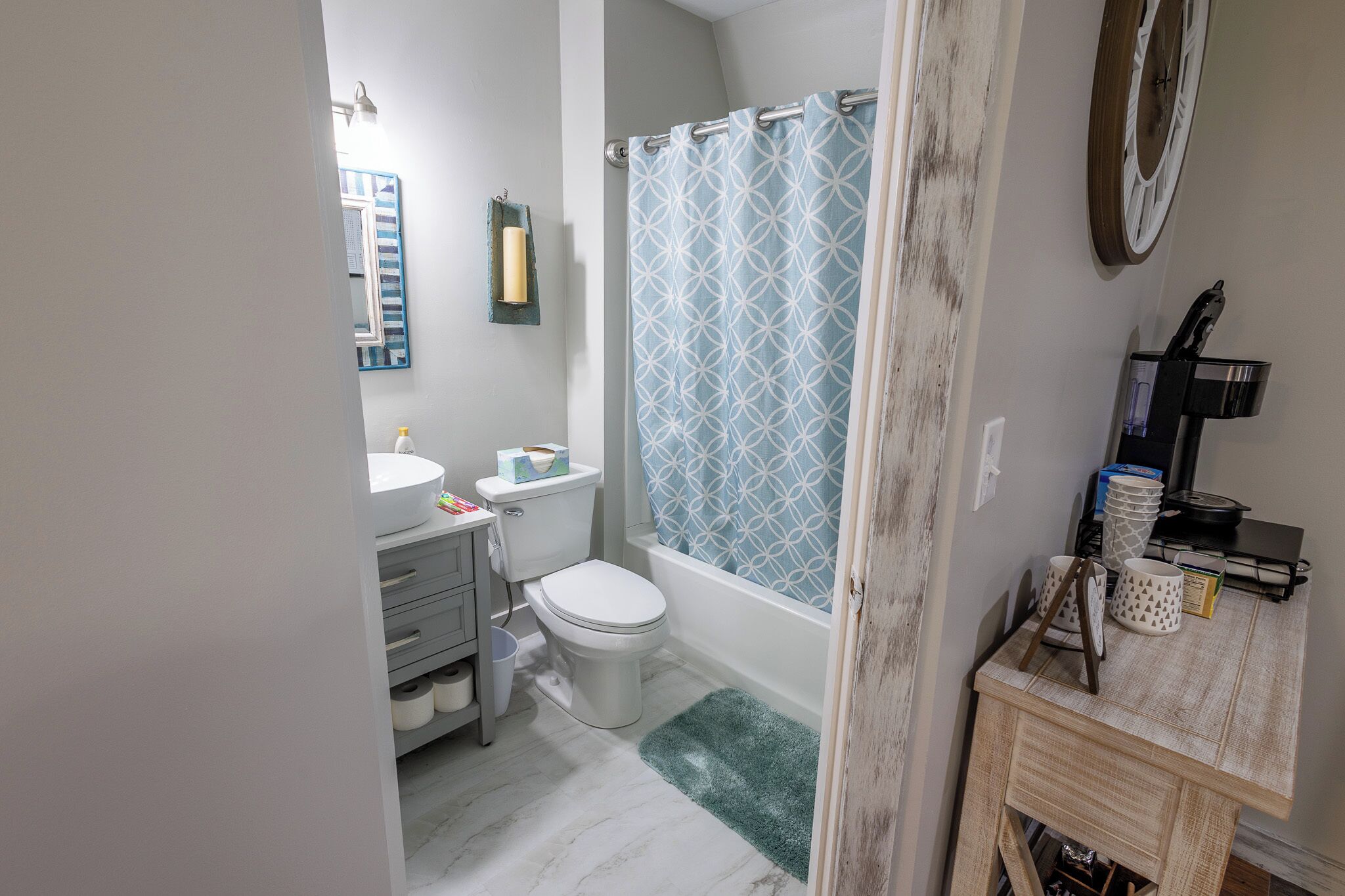 Secador de pelo, toallas, jabón, shampoo