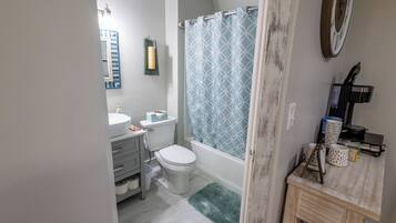 Secadora de cabello, toallas, jabón, shampoo