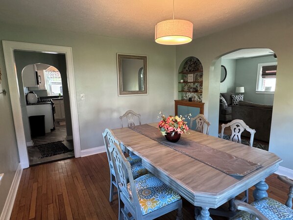 Dining - Walking Distance to Shawnee Soccer Complex (Dunbar)