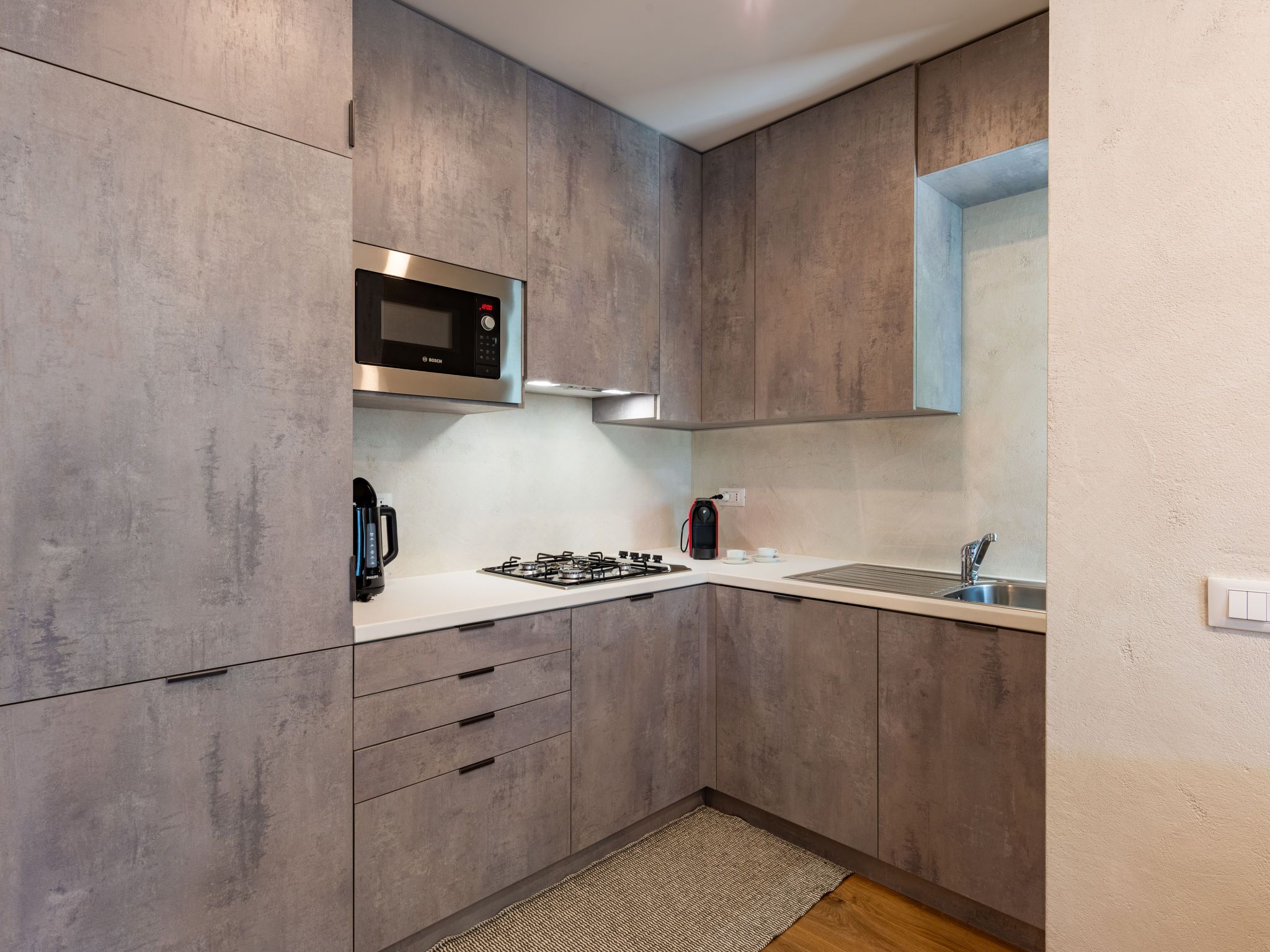 Frigorifero, microonde, lavastoviglie, pentole/stoviglie/utensili