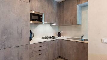 Frigorifero, microonde, lavastoviglie, pentole/stoviglie/utensili