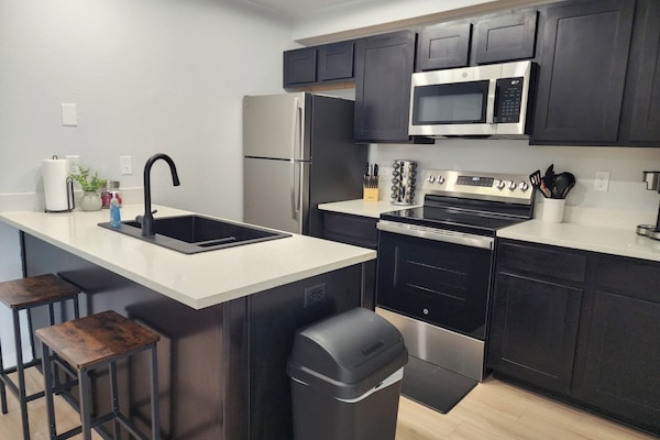 Kjøleskap, mikrobølgeovn, ovn og kokeplater