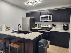 R�éfrigérateur, micro-ondes, four, plaque de cuisson