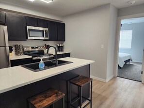 Réfrigérateur, micro-ondes, four, plaque de cuisson