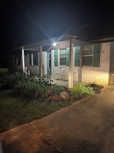 Mud Turtle 🐢 home Dogs stay FREE Large fenced yard! Nestled on 12 wooded acres.