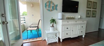 Vacationing is easy in this newly refreshed beach condo!
