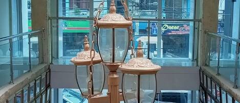 Un balcón amplio con techo de vidrio, que ofrece vistas a la calle.