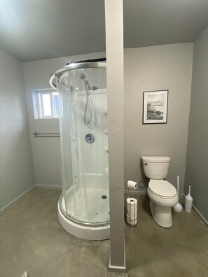 Douche, sèche-cheveux, serviettes fournies, savon