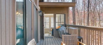 Two King Beds, Cozy Chalet Style Cabin in The Woods Resort, Lvl 1 EV