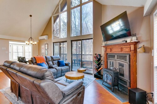 Two King Beds, Cozy Chalet Style Cabin in The Woods Resort, Lvl 1 EV