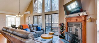 Two King Beds, Cozy Chalet Style Cabin in The Woods Resort, Lvl 1 EV