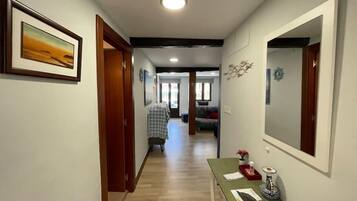 1 slaapkamer, een strijkplank/strijkijzer, reisbedje, gratis wifi