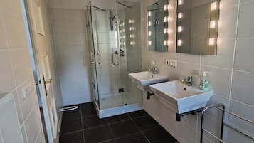 Dusche, Handtücher, Seife, Toilettenpapier