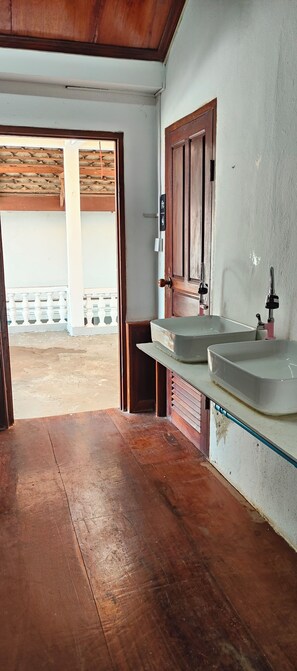 Kamar Quadruple Premier, hanya perempuan, Bebas Asap Rokok, pemandangan kota | Brankas, ruang kerja ramah laptop, tirai kedap cahaya, dan Wi-Fi gratis