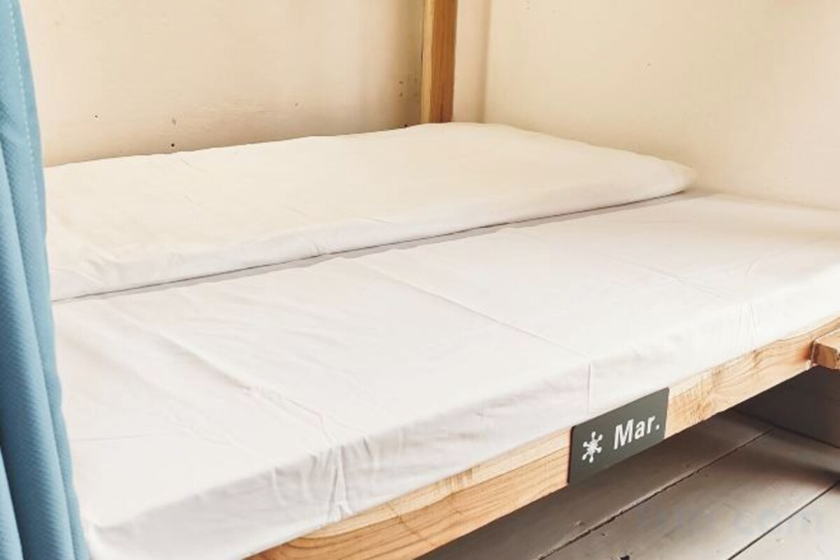 Deluxe Bed In 6 Bed Male Dormitory Room（1.3m Bed & The Windows）