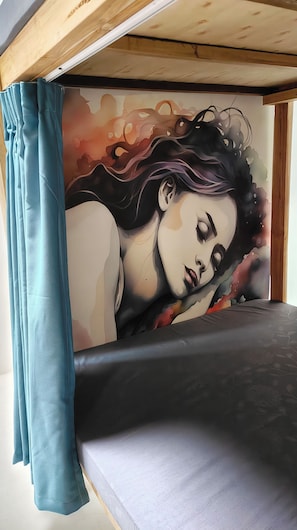 Chambre quadruple Premier, femmes uniquement, non-fumeur, vue sur la ville | Coffre-fort pour ordinateur portable
