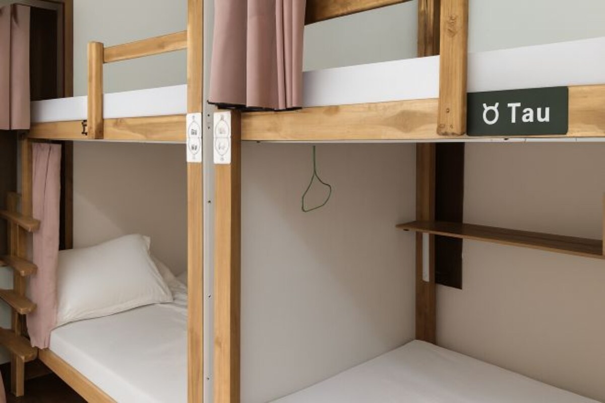 Caja fuerte, espacio para trabajar con un portátil, cortinas opacas