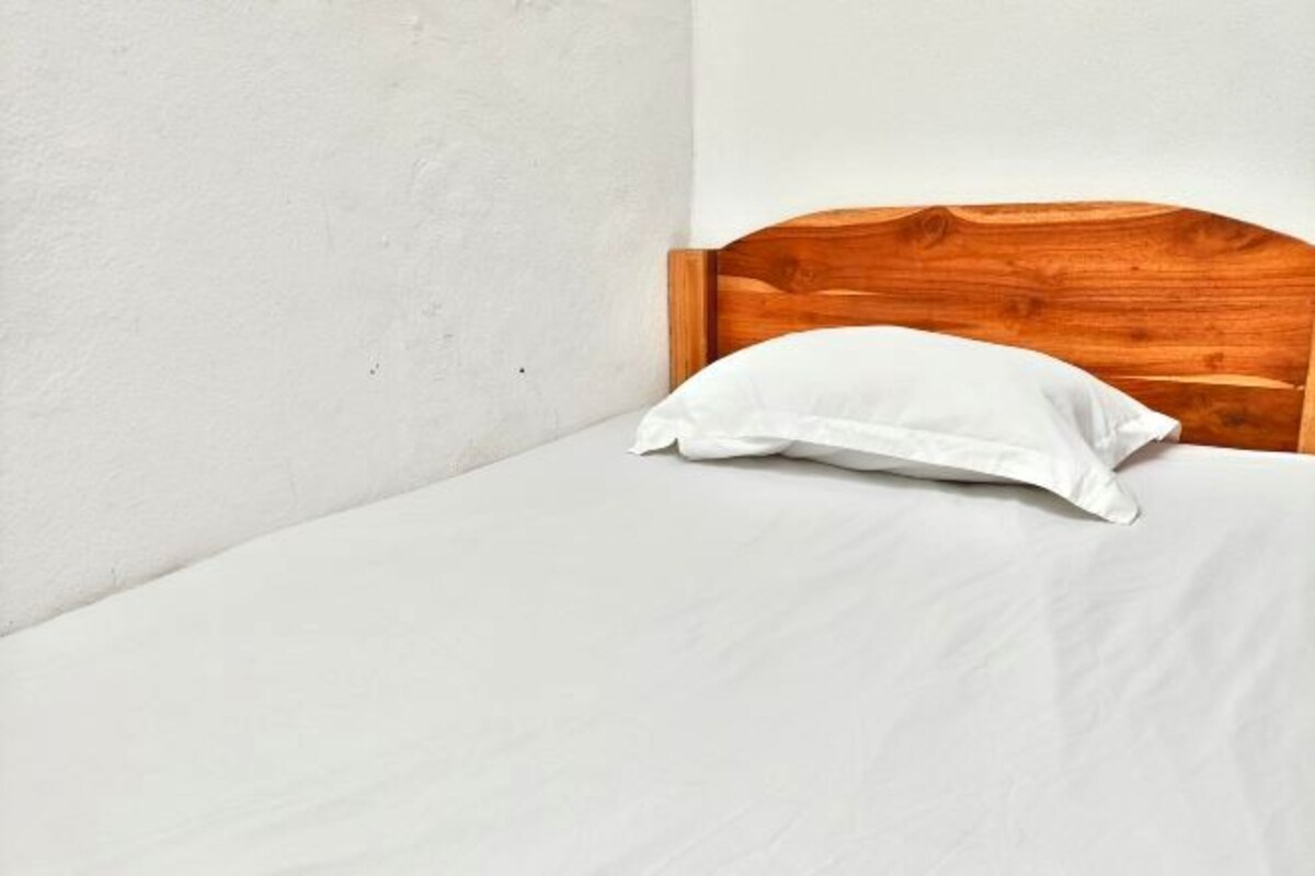 Caja fuerte, espacio para trabajar con un portátil, cortinas opacas