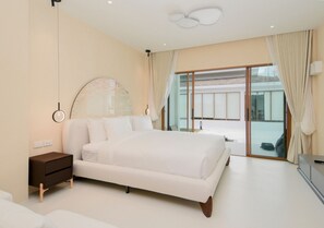 Minibar, coffres-forts dans les chambres, bureau