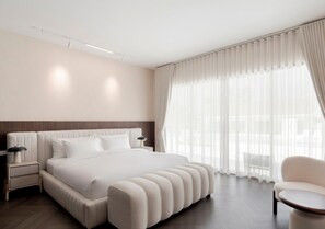 Minibar, in-room safe, desk, laptop workspace - Emmarin Villa Pattaya (Bang Lamung)