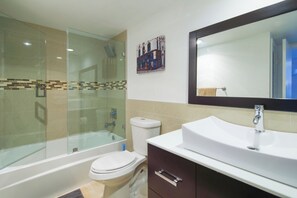 Haartrockner, Handtücher, Seife, Toilettenpapier