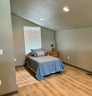 4 dormitoris, planxa i posts de planxar, Internet i roba de llit 