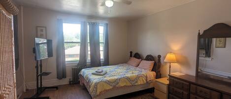 1 slaapkamer, een strijkplank/strijkijzer, wifi, beddengoed